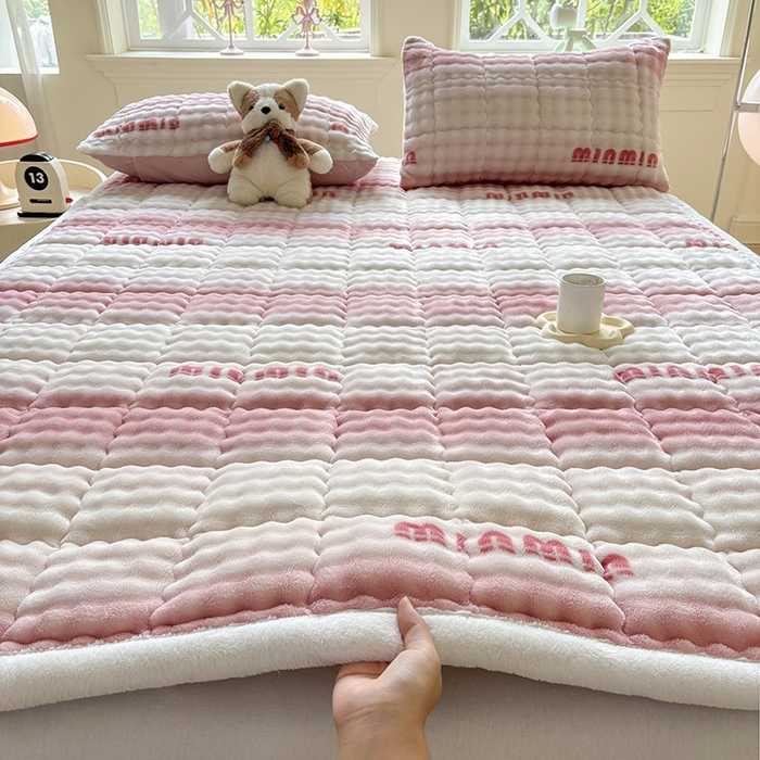 91家纺网 家纺一手货源 找家纺 2025新款印花泡泡兔毛绒床垫学生宿舍床褥软垫 粉色空间