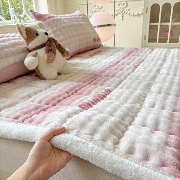 91家纺网 家纺一手货源 找家纺 2025新款印花泡泡兔毛绒床垫学生宿舍床褥软垫 粉色空间