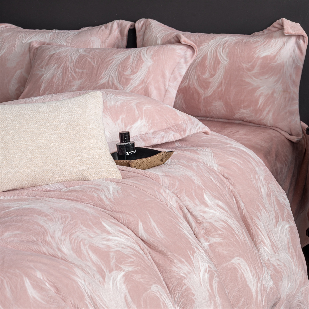 91家纺网 家纺一手货源 找家纺 罗优家纺 2025新款牛奶绒雕花绒四件套 冬日暖阳-粉