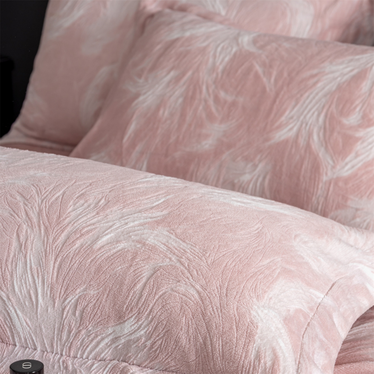 91家纺网 家纺一手货源 找家纺 罗优家纺 2025新款牛奶绒雕花绒四件套 冬日暖阳-粉