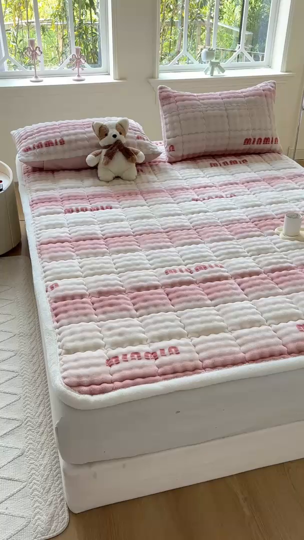 91家纺网 家纺一手货源 找家纺 2025新款印花泡泡兔毛绒床垫学生宿舍床褥软垫 粉色空间