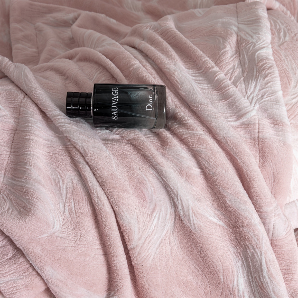 91家纺网 家纺一手货源 找家纺 罗优家纺 2025新款牛奶绒雕花绒四件套 冬日暖阳-粉