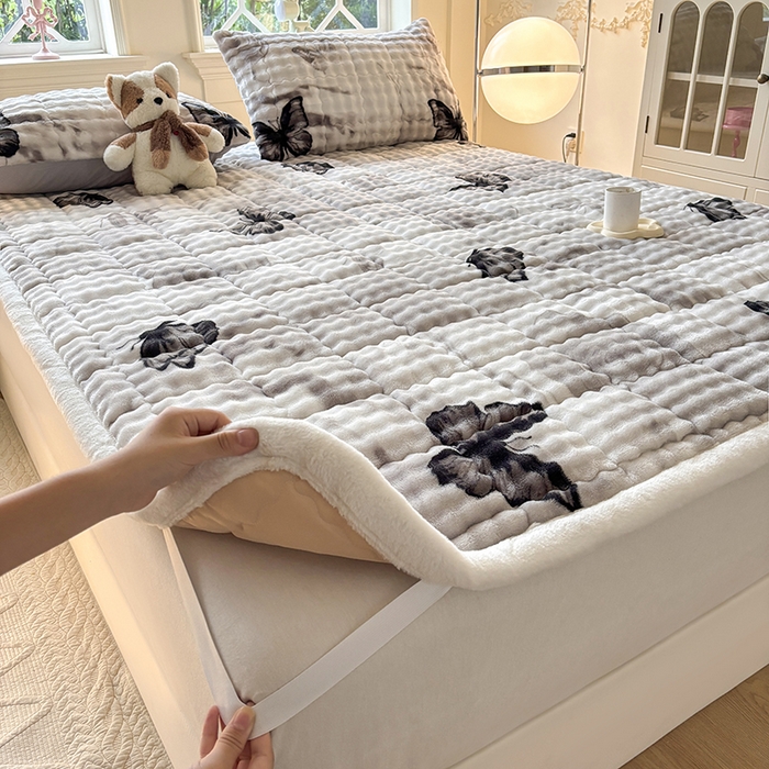 91家纺网 家纺一手货源 找家纺 2025新款印花泡泡兔毛绒床垫学生宿舍床褥软垫 灰色大蝴蝶