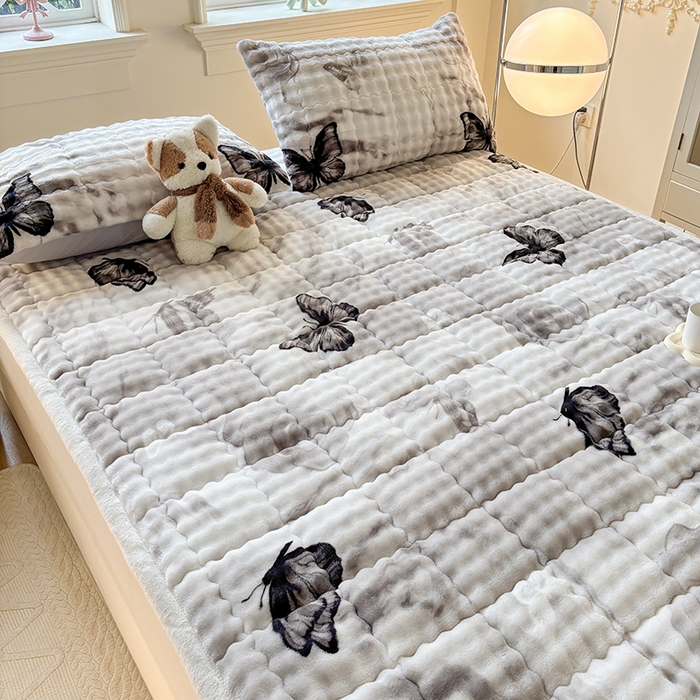 91家纺网 家纺一手货源 找家纺 2025新款印花泡泡兔毛绒床垫学生宿舍床褥软垫 灰色大蝴蝶