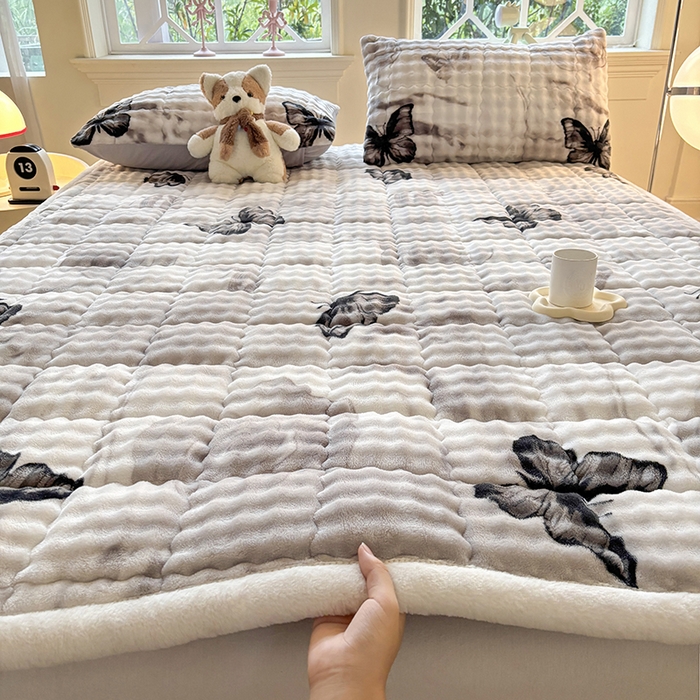 91家纺网 家纺一手货源 找家纺 2025新款印花泡泡兔毛绒床垫学生宿舍床褥软垫 灰色大蝴蝶