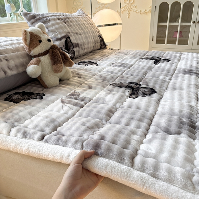 91家纺网 家纺一手货源 找家纺 2025新款印花泡泡兔毛绒床垫学生宿舍床褥软垫 灰色大蝴蝶