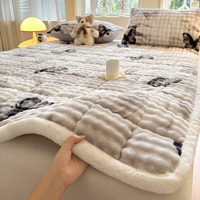 91家纺网 家纺一手货源 找家纺 2025新款印花泡泡兔毛绒床垫学生宿舍床褥软垫 灰色大蝴蝶