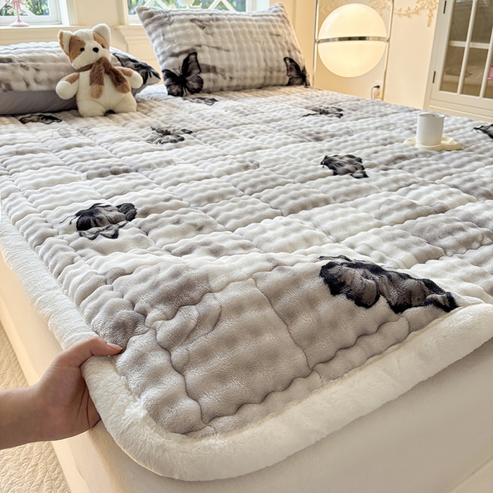 91家纺网 家纺一手货源 找家纺 2025新款印花泡泡兔毛绒床垫学生宿舍床褥软垫 灰色大蝴蝶