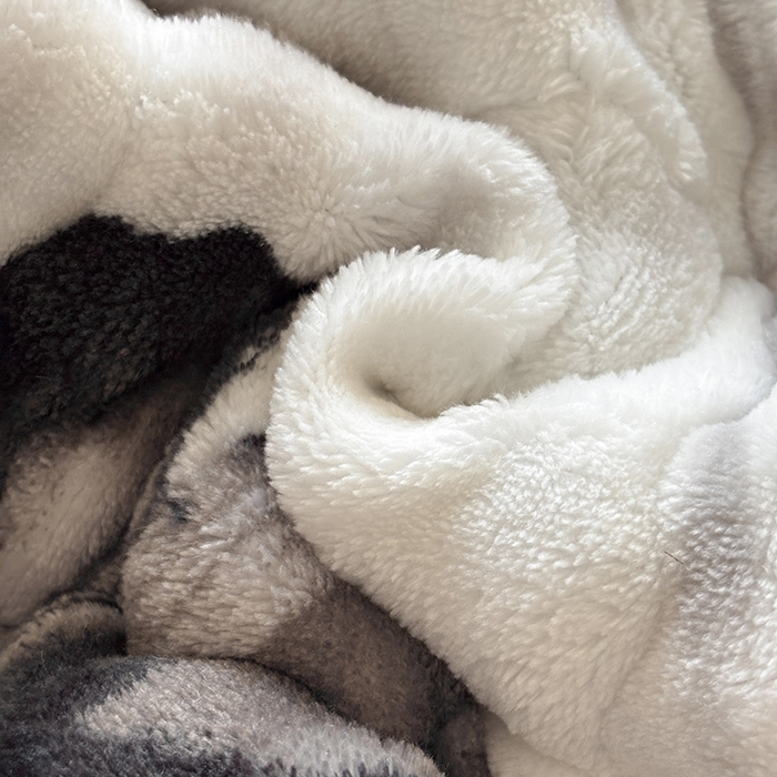 91家纺网 家纺一手货源 找家纺 2025新款印花泡泡兔毛绒床垫学生宿舍床褥软垫 灰色大蝴蝶