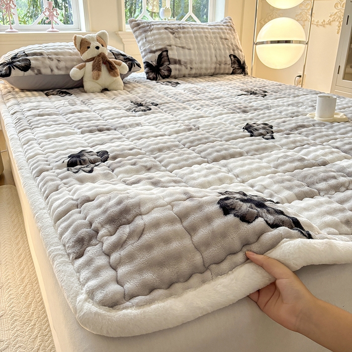 91家纺网 家纺一手货源 找家纺 2025新款印花泡泡兔毛绒床垫学生宿舍床褥软垫 灰色大蝴蝶