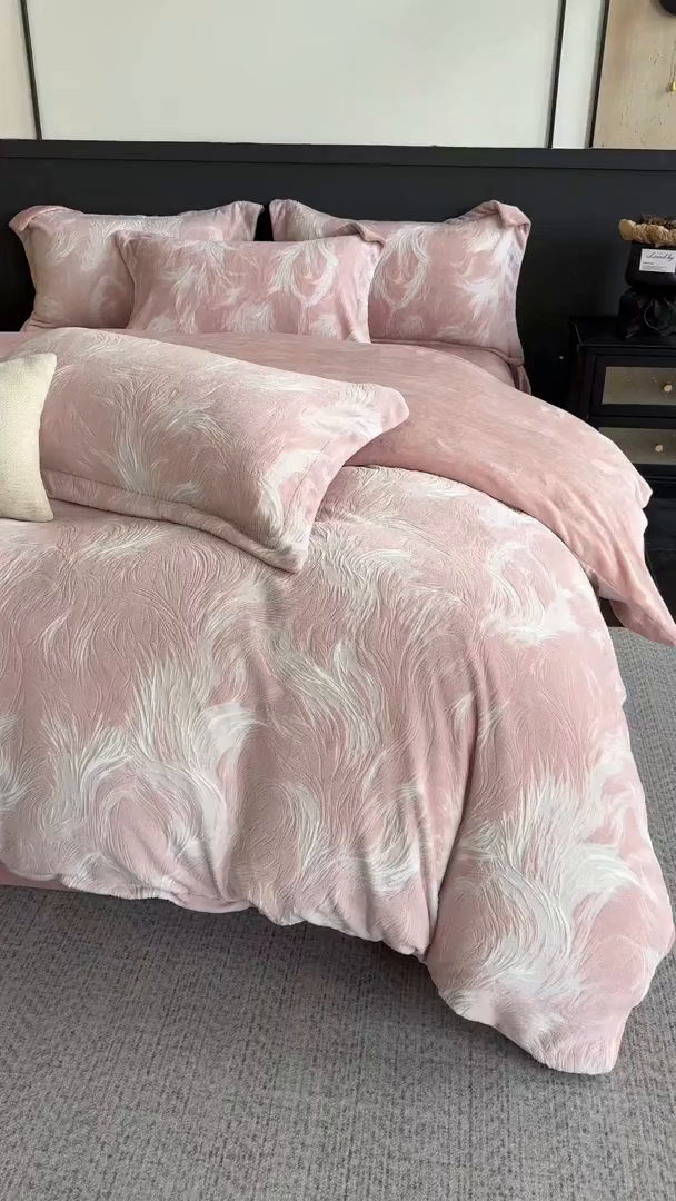 91家纺网 家纺一手货源 找家纺 罗优家纺 2025新款牛奶绒雕花绒四件套 冬日暖阳-粉