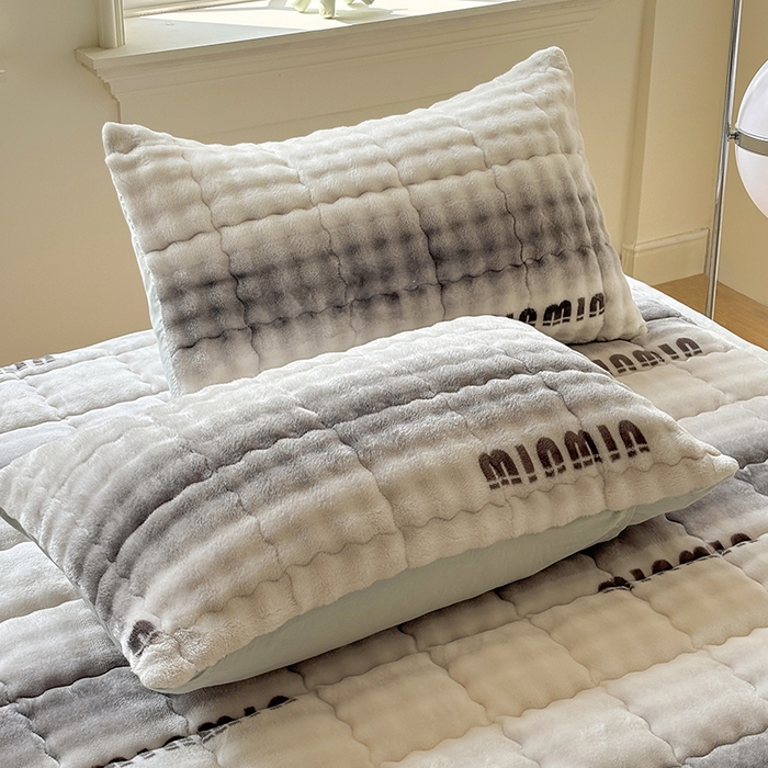 91家纺网 家纺一手货源 找家纺 2025新款印花泡泡兔毛绒床垫学生宿舍床褥软垫 灰色空间