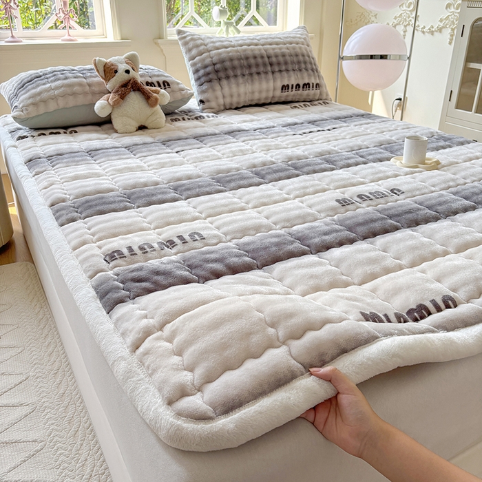 91家纺网 家纺一手货源 找家纺 2025新款印花泡泡兔毛绒床垫学生宿舍床褥软垫 灰色空间