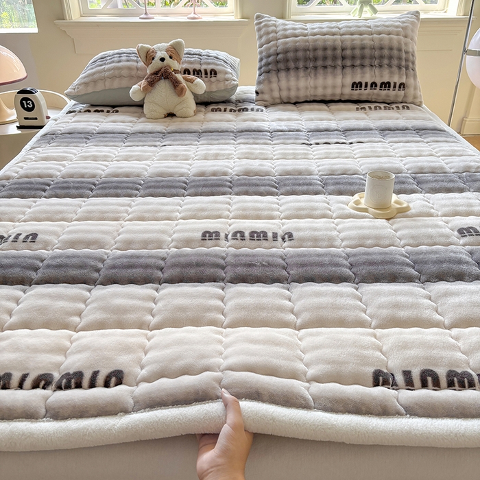 91家纺网 家纺一手货源 找家纺 2025新款印花泡泡兔毛绒床垫学生宿舍床褥软垫 灰色空间