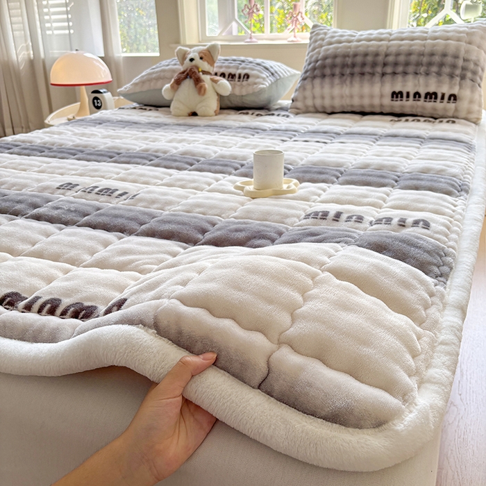 91家纺网 家纺一手货源 找家纺 2025新款印花泡泡兔毛绒床垫学生宿舍床褥软垫 灰色空间