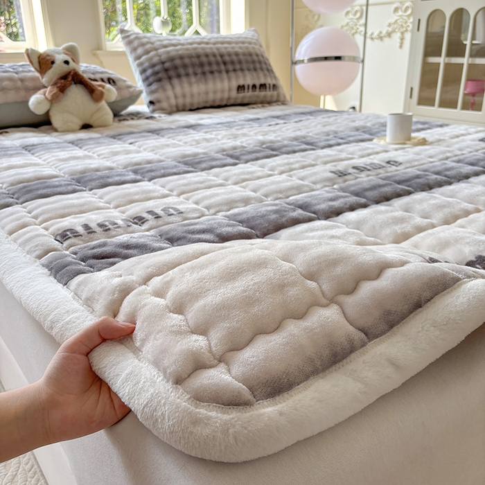 91家纺网 家纺一手货源 找家纺 2025新款印花泡泡兔毛绒床垫学生宿舍床褥软垫 灰色空间
