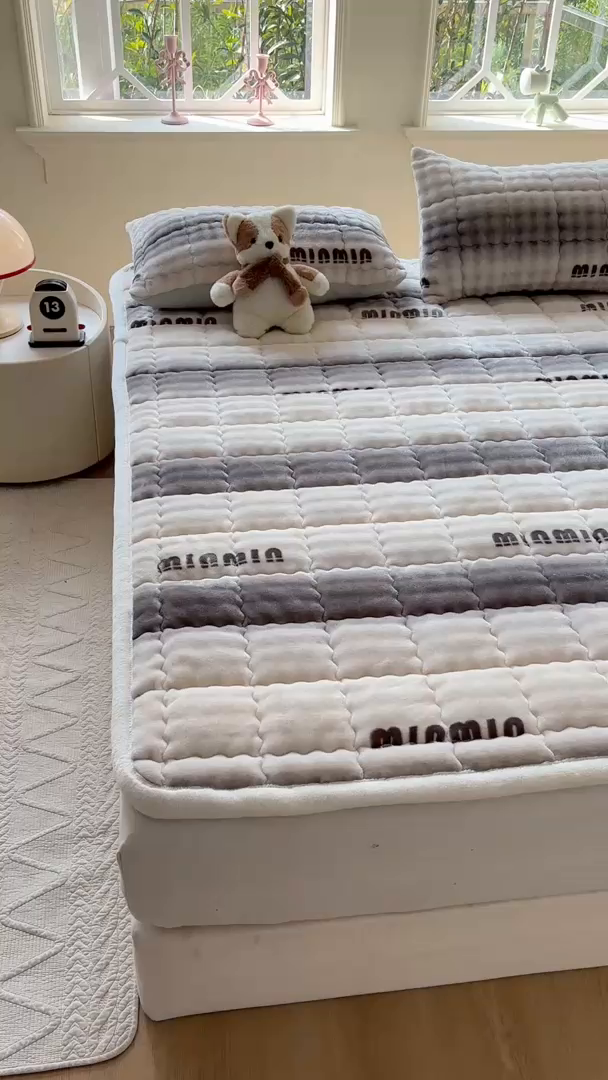 91家纺网 家纺一手货源 找家纺 2025新款印花泡泡兔毛绒床垫学生宿舍床褥软垫 灰色空间