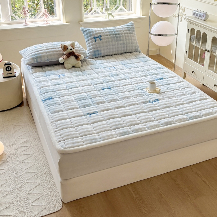 91家纺网 家纺一手货源 找家纺 2025新款印花泡泡兔毛绒床垫学生宿舍床褥软垫 蓝色蝴蝶结