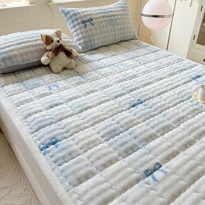 91家纺网 家纺一手货源 找家纺 2025新款印花泡泡兔毛绒床垫学生宿舍床褥软垫 蓝色蝴蝶结