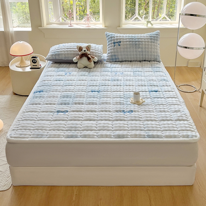 91家纺网 家纺一手货源 找家纺 2025新款印花泡泡兔毛绒床垫学生宿舍床褥软垫 蓝色蝴蝶结