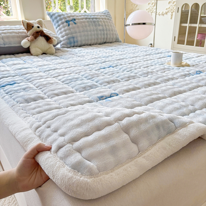 91家纺网 家纺一手货源 找家纺 2025新款印花泡泡兔毛绒床垫学生宿舍床褥软垫 蓝色蝴蝶结