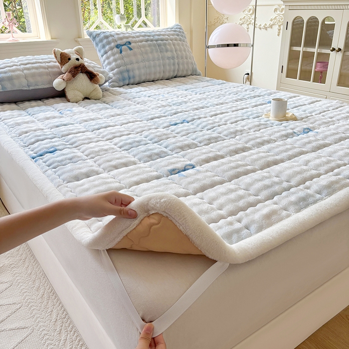 91家纺网 家纺一手货源 找家纺 2025新款印花泡泡兔毛绒床垫学生宿舍床褥软垫 蓝色蝴蝶结