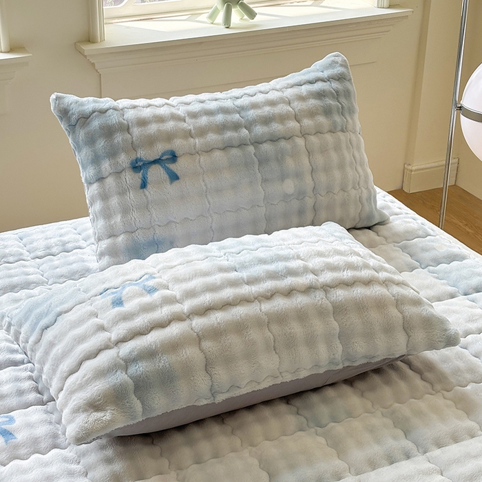 91家纺网 家纺一手货源 找家纺 2025新款印花泡泡兔毛绒床垫学生宿舍床褥软垫 蓝色蝴蝶结
