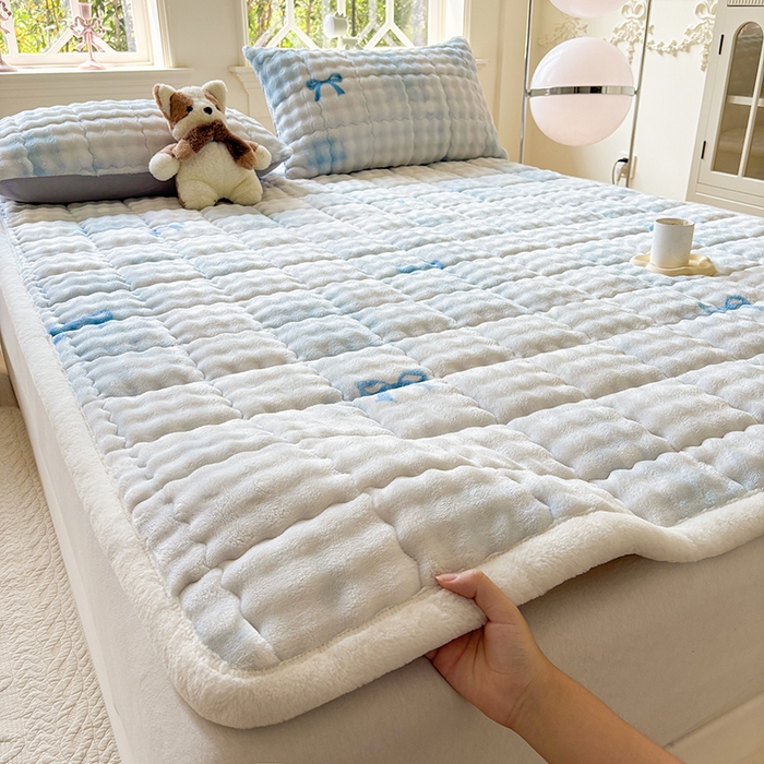 91家纺网 家纺一手货源 找家纺 2025新款印花泡泡兔毛绒床垫学生宿舍床褥软垫 蓝色蝴蝶结