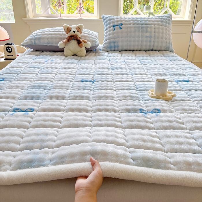 91家纺网 家纺一手货源 找家纺 2025新款印花泡泡兔毛绒床垫学生宿舍床褥软垫 蓝色蝴蝶结