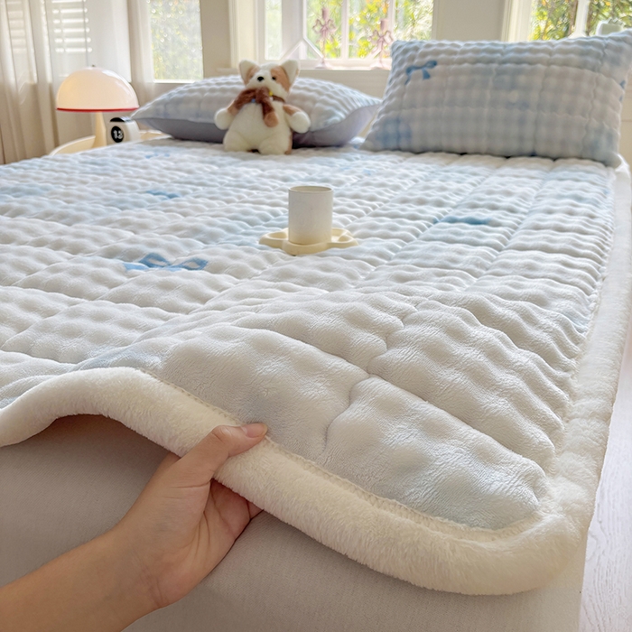 91家纺网 家纺一手货源 找家纺 2025新款印花泡泡兔毛绒床垫学生宿舍床褥软垫 蓝色蝴蝶结