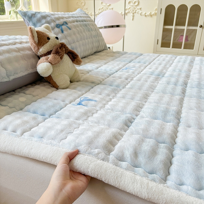 91家纺网 家纺一手货源 找家纺 2025新款印花泡泡兔毛绒床垫学生宿舍床褥软垫 蓝色蝴蝶结