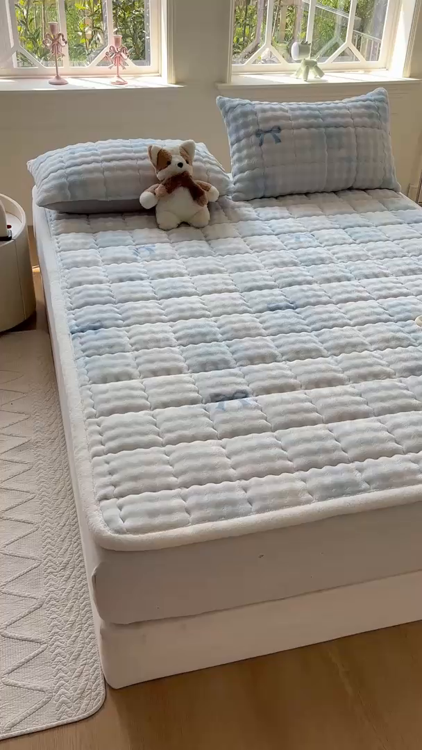 91家纺网 家纺一手货源 找家纺 2025新款印花泡泡兔毛绒床垫学生宿舍床褥软垫 蓝色蝴蝶结