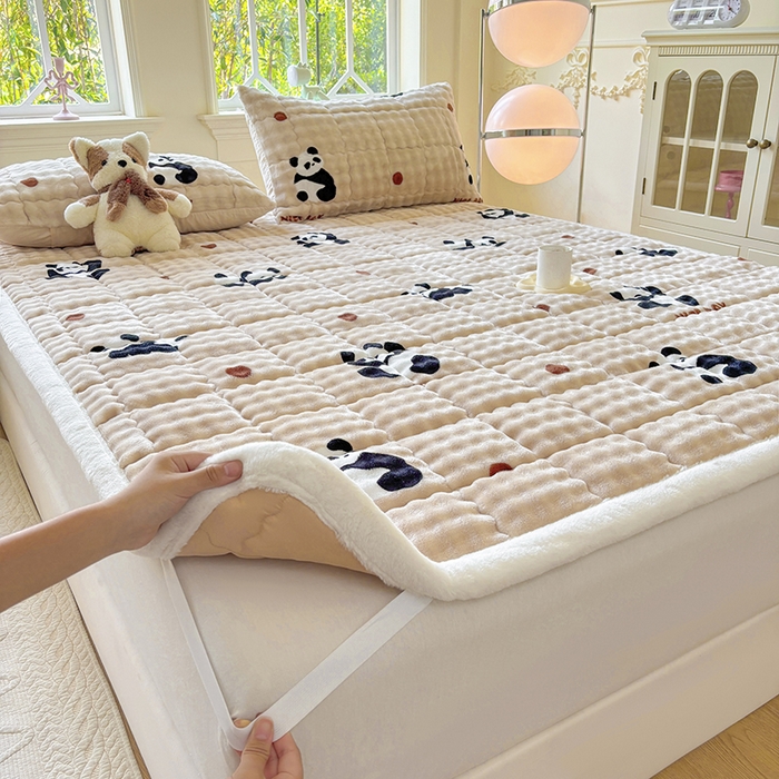 91家纺网 家纺一手货源 找家纺 2025新款印花泡泡兔毛绒床垫学生宿舍床褥软垫 熊猫-咖