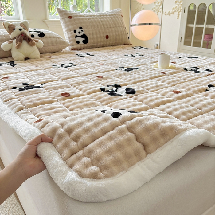 91家纺网 家纺一手货源 找家纺 2025新款印花泡泡兔毛绒床垫学生宿舍床褥软垫 熊猫-咖