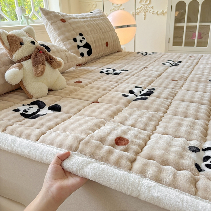 91家纺网 家纺一手货源 找家纺 2025新款印花泡泡兔毛绒床垫学生宿舍床褥软垫 熊猫-咖