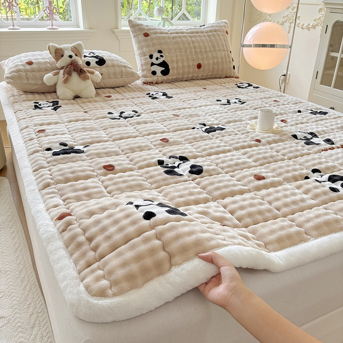 91家纺网 家纺一手货源 找家纺 2025新款印花泡泡兔毛绒床垫学生宿舍床褥软垫 熊猫-咖