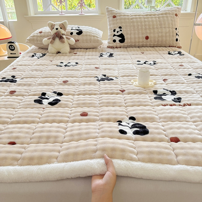 91家纺网 家纺一手货源 找家纺 2025新款印花泡泡兔毛绒床垫学生宿舍床褥软垫 熊猫-咖