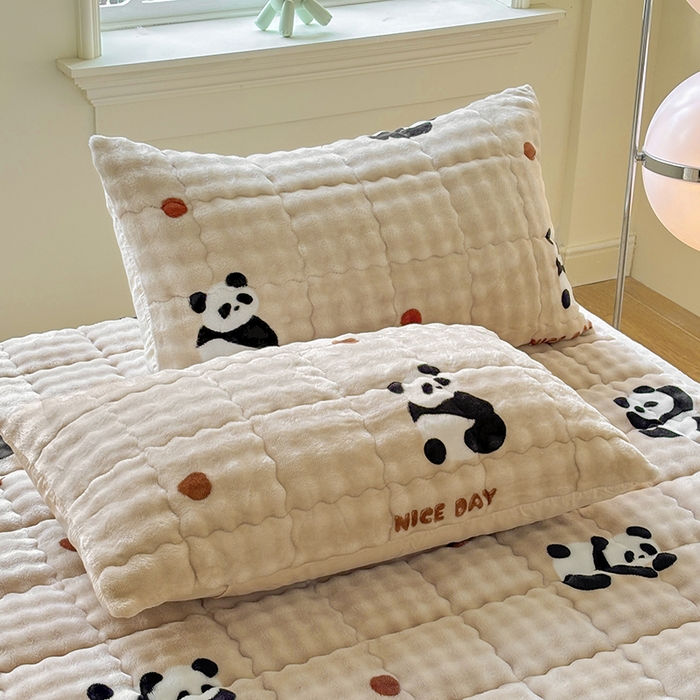 91家纺网 家纺一手货源 找家纺 2025新款印花泡泡兔毛绒床垫学生宿舍床褥软垫 熊猫-咖
