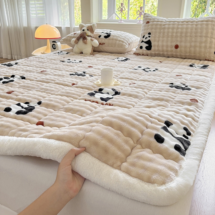 91家纺网 家纺一手货源 找家纺 2025新款印花泡泡兔毛绒床垫学生宿舍床褥软垫 熊猫-咖