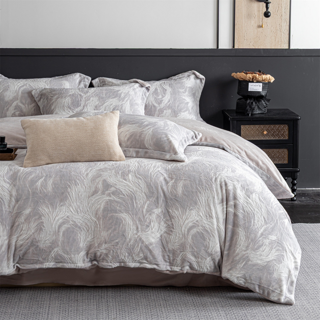 91家纺网 家纺一手货源 找家纺 罗优家纺 2025新款牛奶绒雕花绒四件套 冬日暖阳-灰