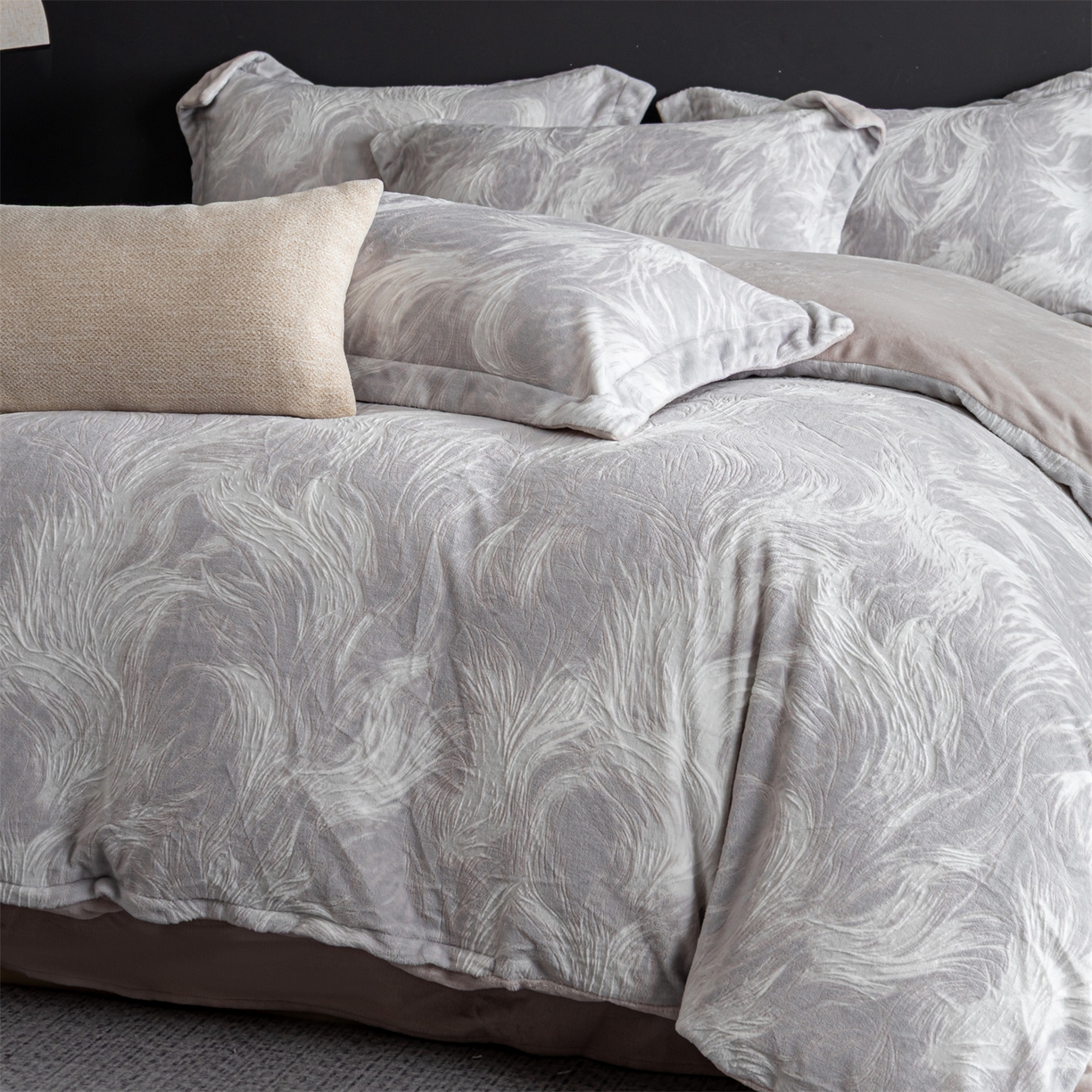 91家纺网 家纺一手货源 找家纺 罗优家纺 2025新款牛奶绒雕花绒四件套 冬日暖阳-灰