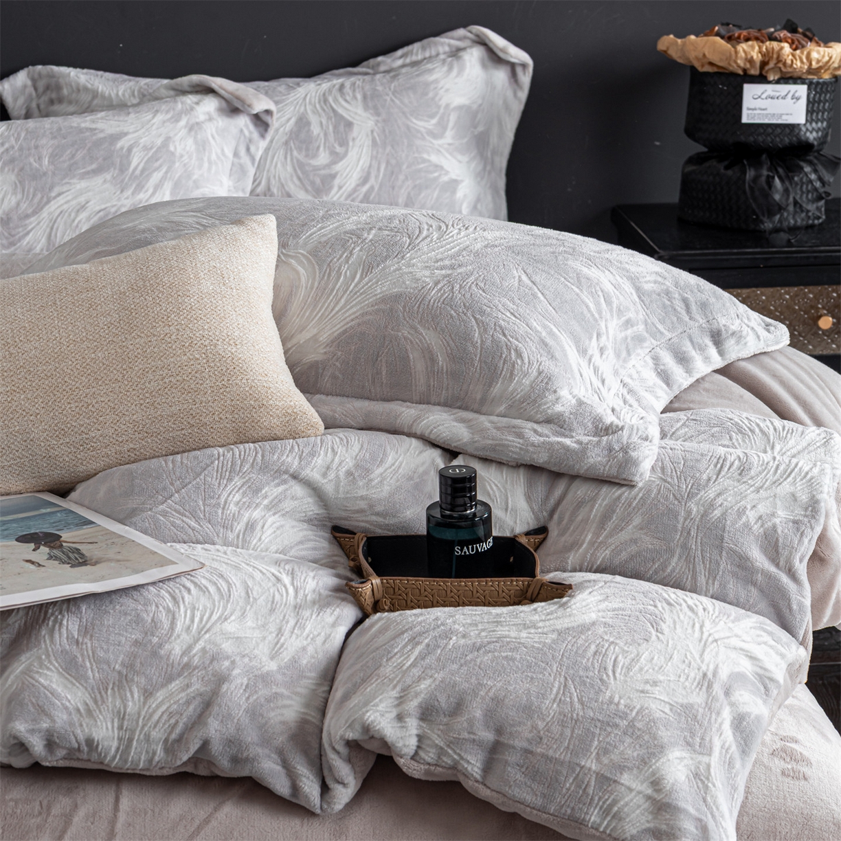 91家纺网 家纺一手货源 找家纺 罗优家纺 2025新款牛奶绒雕花绒四件套 冬日暖阳-灰