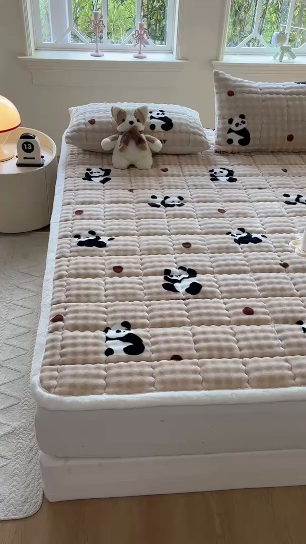 91家纺网 家纺一手货源 找家纺 2025新款印花泡泡兔毛绒床垫学生宿舍床褥软垫 熊猫-咖
