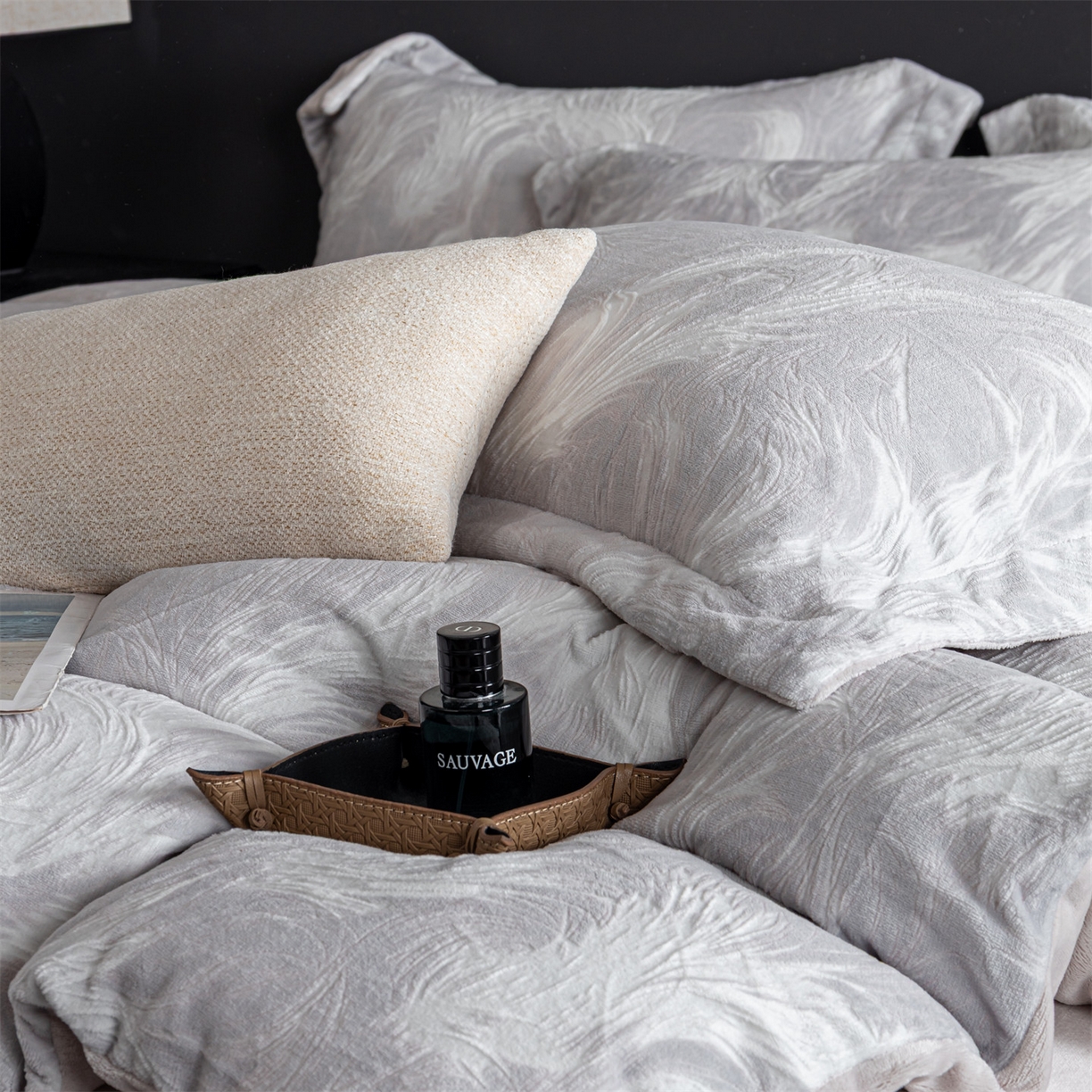 91家纺网 家纺一手货源 找家纺 罗优家纺 2025新款牛奶绒雕花绒四件套 冬日暖阳-灰