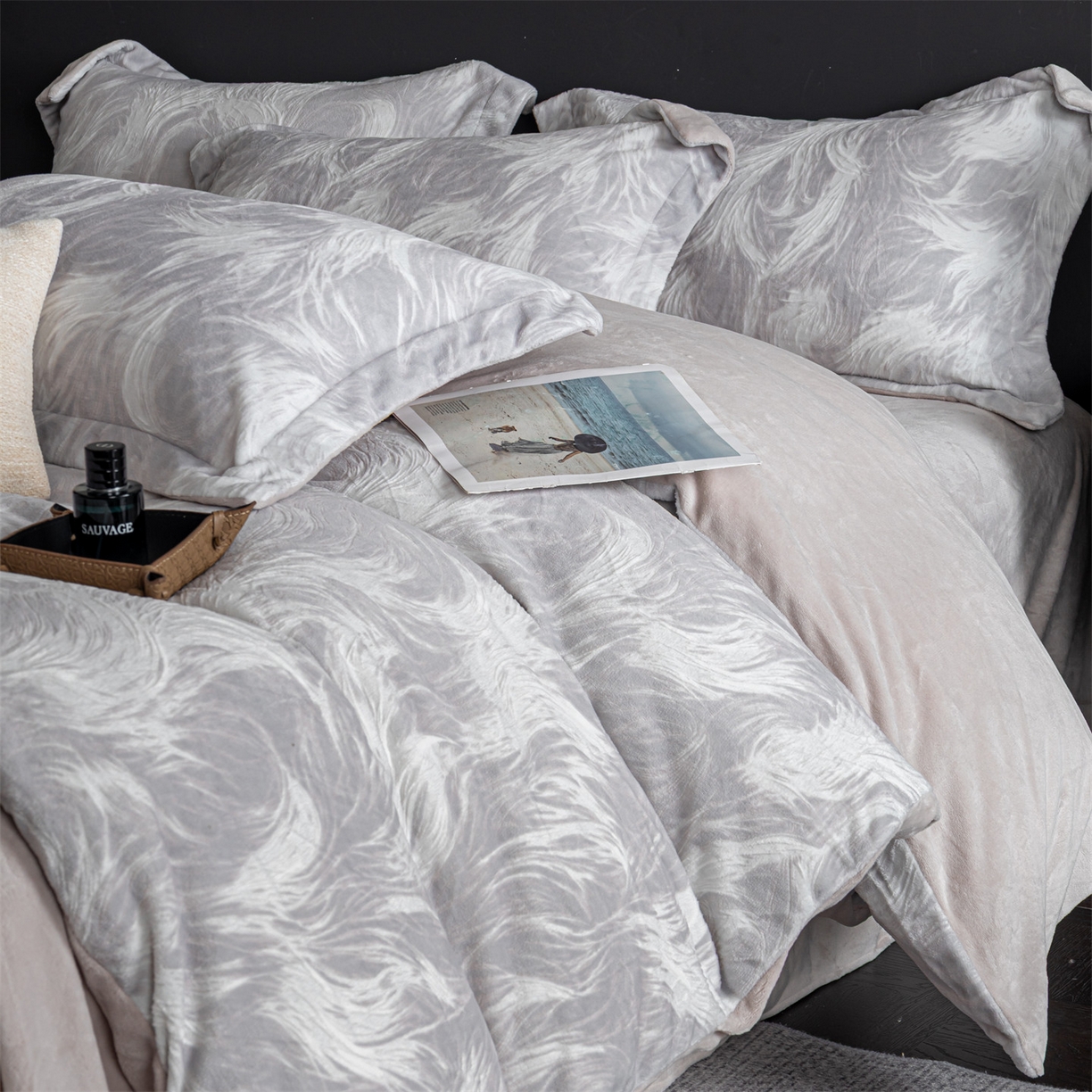 91家纺网 家纺一手货源 找家纺 罗优家纺 2025新款牛奶绒雕花绒四件套 冬日暖阳-灰