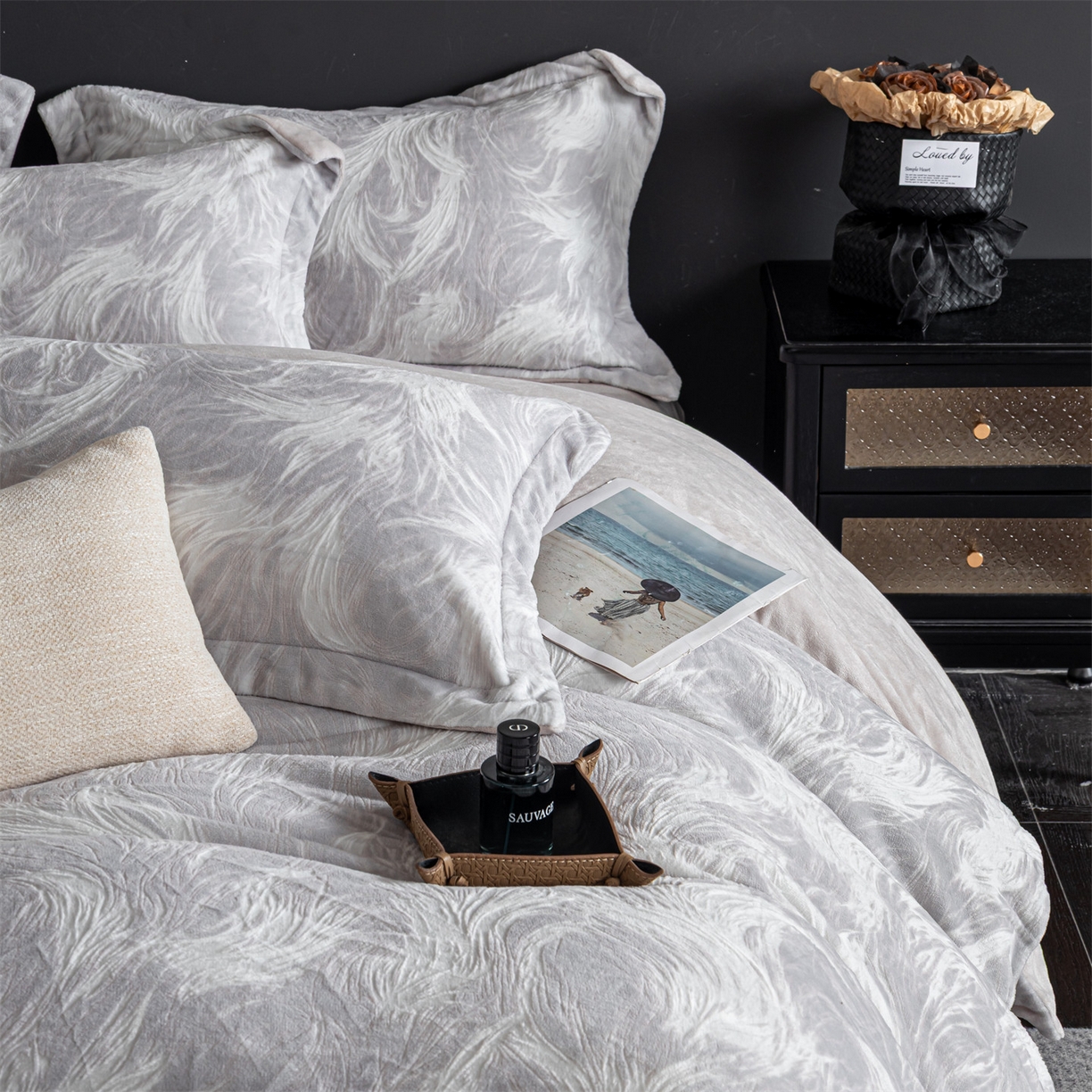 91家纺网 家纺一手货源 找家纺 罗优家纺 2025新款牛奶绒雕花绒四件套 冬日暖阳-灰