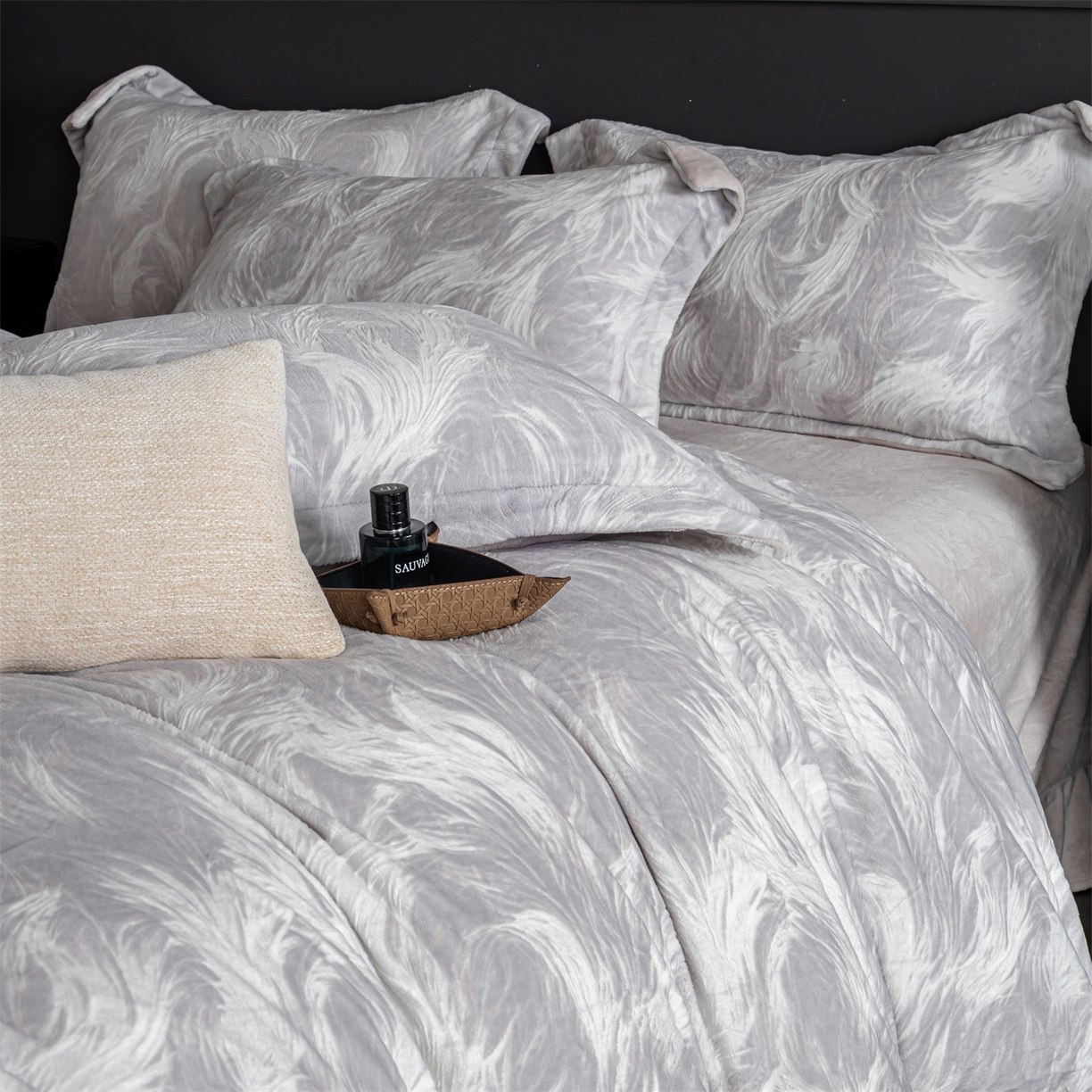 91家纺网 家纺一手货源 找家纺 罗优家纺 2025新款牛奶绒雕花绒四件套 冬日暖阳-灰