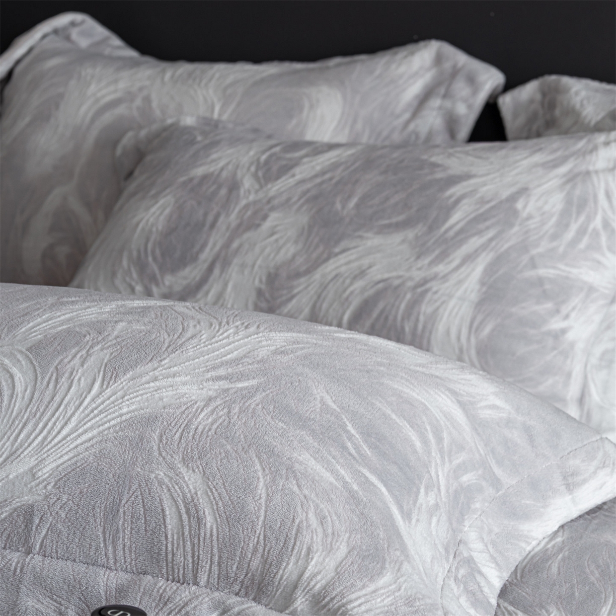 91家纺网 家纺一手货源 找家纺 罗优家纺 2025新款牛奶绒雕花绒四件套 冬日暖阳-灰