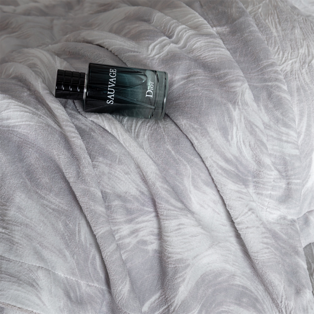 91家纺网 家纺一手货源 找家纺 罗优家纺 2025新款牛奶绒雕花绒四件套 冬日暖阳-灰