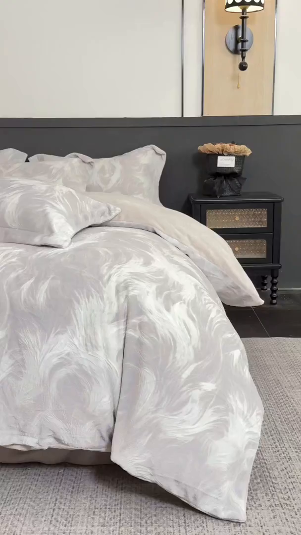 91家纺网 家纺一手货源 找家纺 罗优家纺 2025新款牛奶绒雕花绒四件套 冬日暖阳-灰